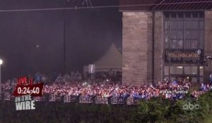 Il traverse les chutes d'eau du Niagara