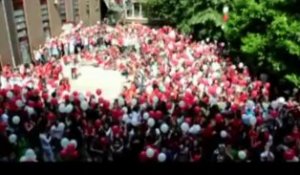 Laché de ballons rouges et blancs à l'école sainte Véronique de Liège