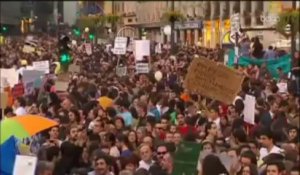 Les jeunes manifestants résistent à Madrid