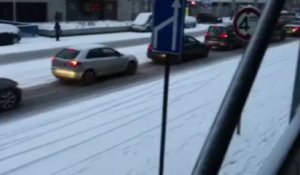 La neige bloque les routes à Bruxelles