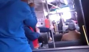 Cleveland RTA Chauffeur de bus frappe un passager