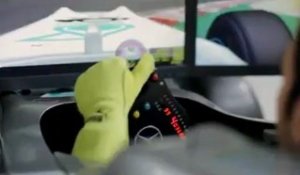 Cesc Fabregas se teste sur un simulateur de F1