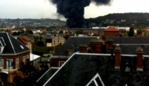 Un camion-citerne en feu sur un pont de Rouen