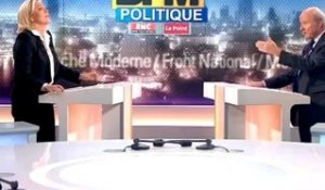 Marine Le Pen, "regarde avec soulagement" le bras d'honneur de Longuet