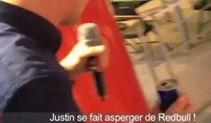 Justin se fait asperger de Redbull ! - C'Cauet sur NRJ