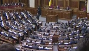 Ukraine : le gouvernement démissionne et gère les...