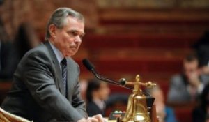 Reportages : Pétition sur le bureau de François Fillon : séance suspendue