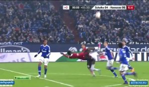 La bicyclette splendide de Mame Biram Diouf lors de Hanovre - Schalke 04