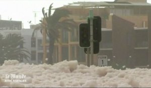 Une ville australienne recouverte par l'écume de mer