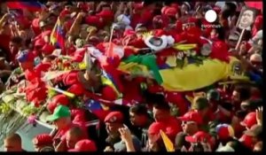 Une marée rouge accompagne la dépouille d'Hugo Chavez