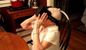 Une mamie teste l'Oculus Rift