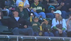 Un enfant renvoie une balle de baseball