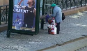 Un homme cri tout seul dans la rue