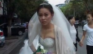 Journaliste chinoise en robe de mariée