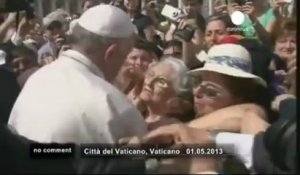 Bébé réfractaire à un baiser du pape... - no comment