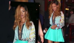 Rihanna sans soutien-gorge dans une blouse déboutonnée