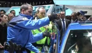Opération coup de poing de Greenpeace sur le stand Volkswagen au salon de Genève