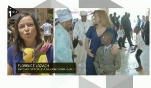 Valérie Trierweiler poursuit sa visite au Mali