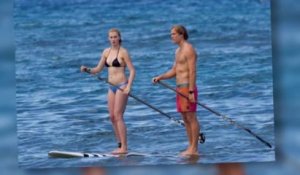 Ireland Baldwin en bikini fait du paddleboard avec son petit-ami Slater à Hawaï