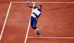 Roland-Garros : Federer, malmené, a rendez-vous avec Tsonga, tranquille