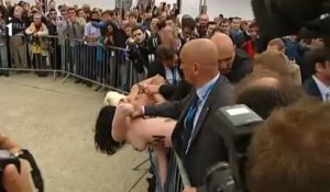 Les Femen interpellent François Hollande au Bourget
