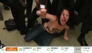 Les FEMEN perturbent la visite d'Hollande au Bourget
