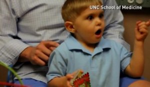 Cet enfant sourd entend la voix de son père pour la première fois !