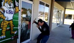 Ce gars essaie de casser une vitre avec un nunchaku!