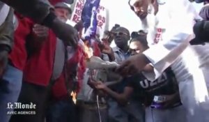 Afrique du Sud : des manifestants brûlent le drapeau américain avant la venue d'Obama