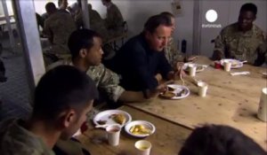 En visite en Afghanistan, David Cameron prône le...