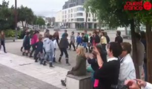 Flash mob des écoles primaires - 130 élèves sur le parvis de la gare