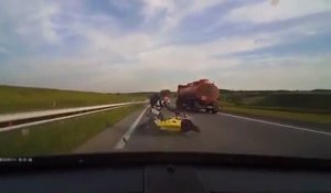 Une voiture renverse une moto sur l'autoroute, à grande vitesse. Fatal!