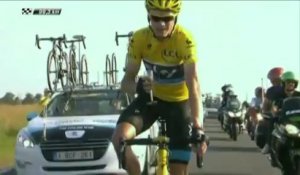 Chris Froome boit du champagne lors de la dernière étape du Tour de France