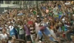 A l'intérieur de la voiture du pape, acclamé à Rio