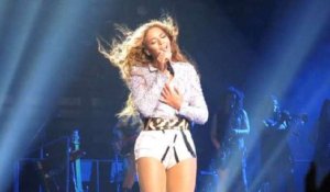 Beyonce's Hair Caught During Concert