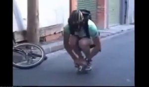 Un gars ride un mini vélo!!! Génial le délire du BMX de 15cm de haut!!