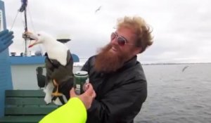 Un pêcheur attrape un goéland en vol... Impressionnant !!