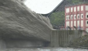 Un barrage crache les eaux des inondations à Taïwan
