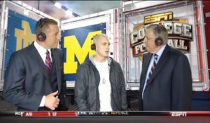 Foot US : Eminem agit très bizarrement à la mi-temps du match Michigan - Notre Dame