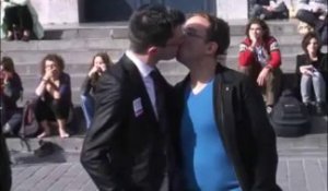 Journée mondiale contre l'homophobie : baisers et messages de tolérance à Lille
