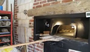 Renty: le boulanger Eric Lesenne cuit son pain au feu de bois