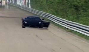 Une Lamborghini perd son pare-choc arrière en pleine course de vitesse!!