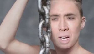 Miley Cyrus - Wrecking Ball avec le visage de Nicolas cage... Bizarre!