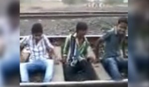 Enfants sous un train en Inde