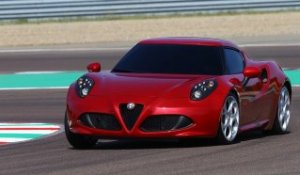 Fisichella emmène l'Alfa Romeo 4C sur circuit.