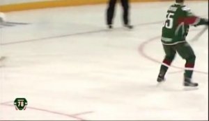 Hockey sur glace : un but complètement acrobatique!