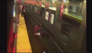 Un homme sauvé sur les rails du métro de Boston!!