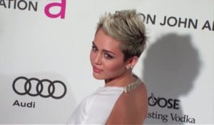 Miley Cyrus invite Sinead O'Connor à discuter