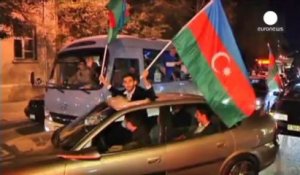 Azerbaïdjan : Aliev, élu à 85%, proclame le "triomphe...