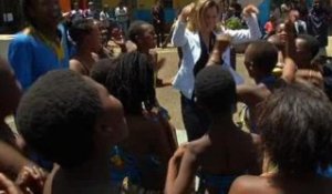 Valérie Trierweiler danse avec les enfants d'Afrique du Sud - 15/10